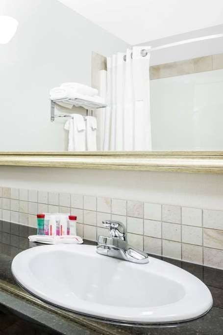 Hotel Ramada by Wyndham Olds photo 4