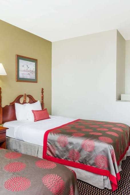 Hotel Ramada by Wyndham Columbia photo 3