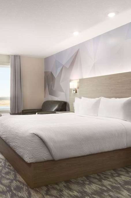 Hotel Days Inn by Wyndham Calgary North Balzac photo 2