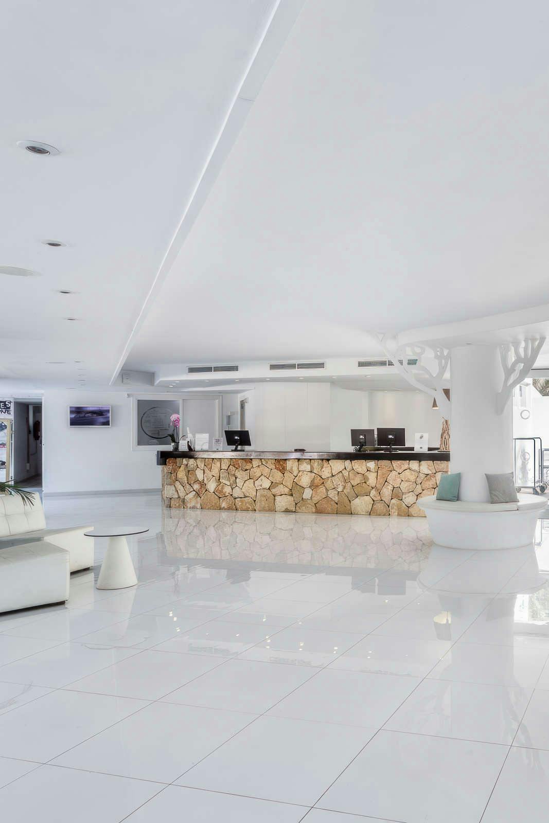 Hotel FERGUS Style Cala Blanca Suites photo 3