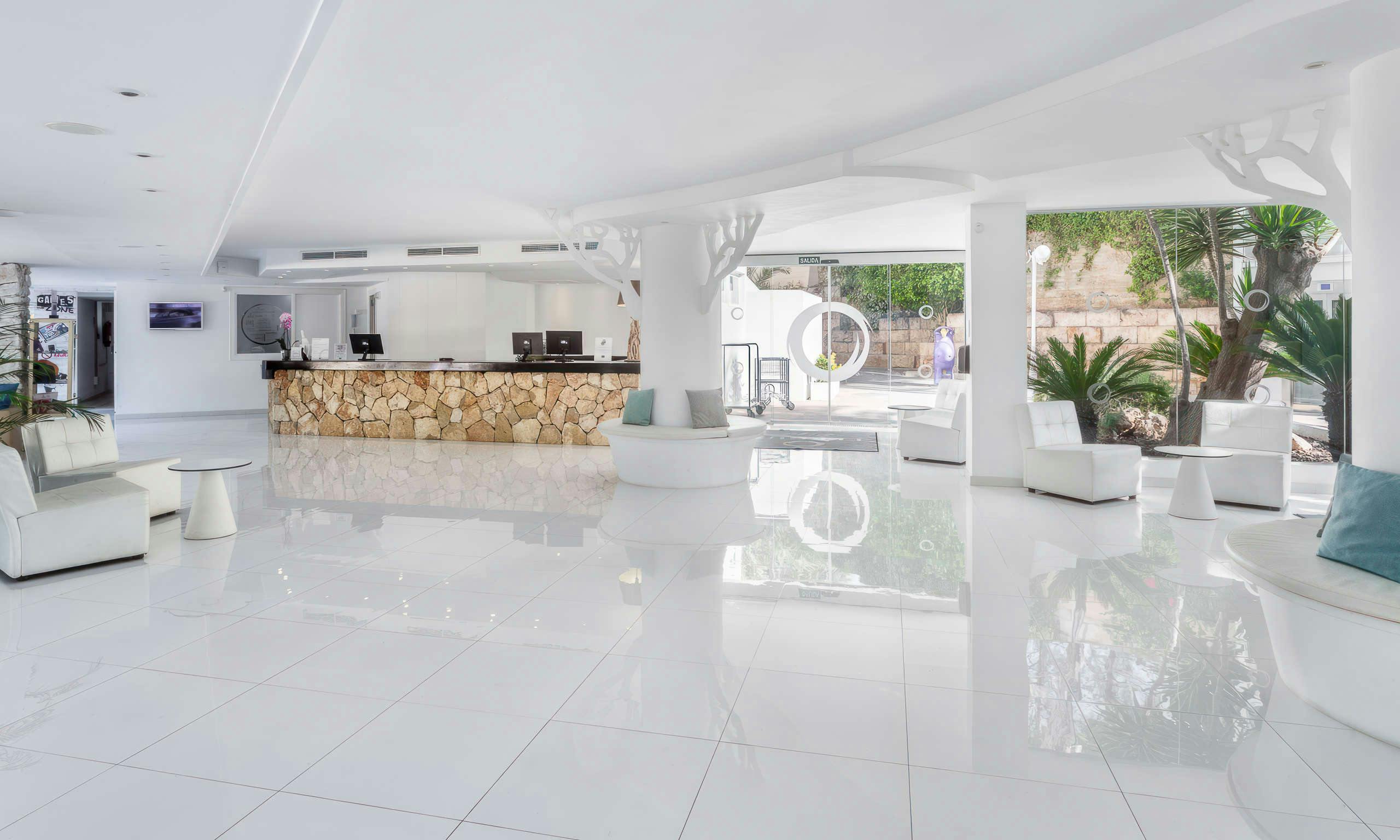 FERGUS Style Cala Blanca Suites