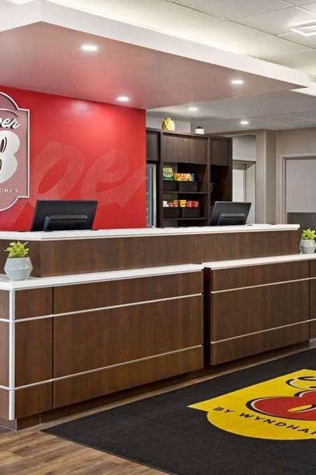 Hotel Super 8 by Wyndham Calgary Shawnessy Area photo 3