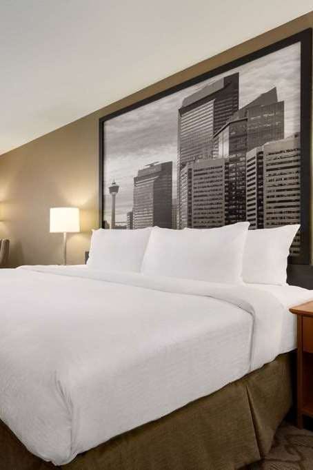Hotel Super 8 by Wyndham Calgary Shawnessy Area photo 1