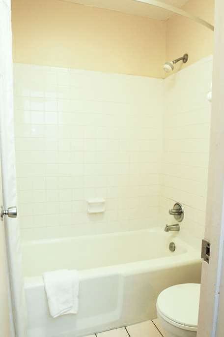 Hotel Days Inn by Wyndham Lake City I-75 photo 4