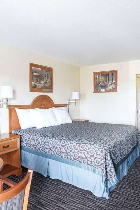 Hotel Days Inn by Wyndham Lake City I-75 photo 1