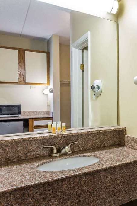 Hotel Days Inn by Wyndham Virginia Beach At The Beach photo 3