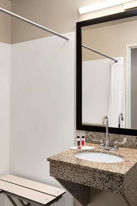 Hotel Baymont Buffalo photo 5