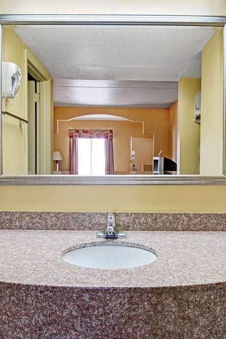 Hotel Super 8 by Wyndham Nashville Near Downtown / I-40 photo 5