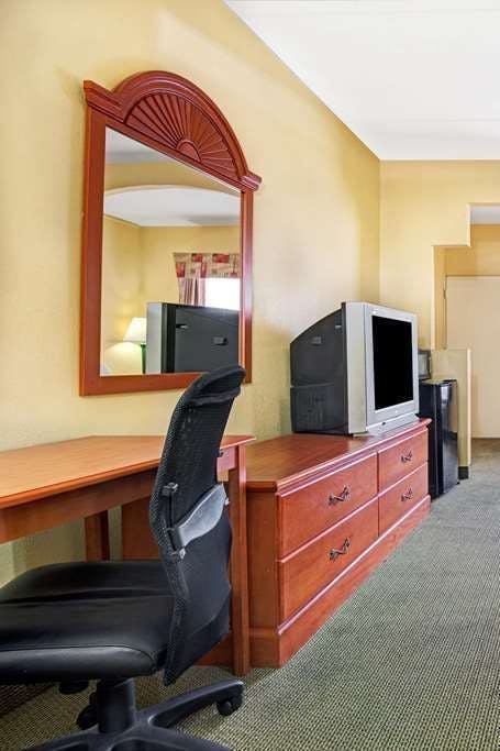 Hotel Super 8 by Wyndham Nashville Near Downtown / I-40 photo 4