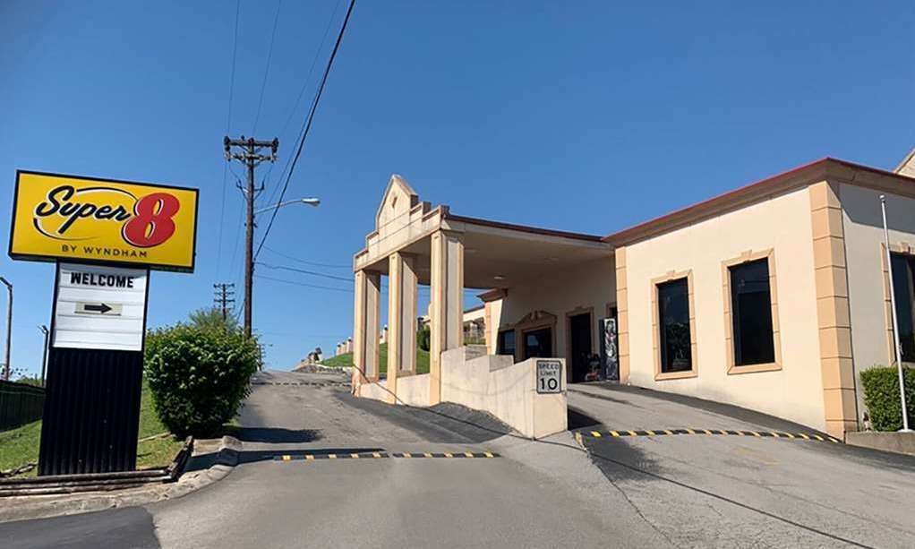 Super 8 by Wyndham Nashville Near Downtown / I-40