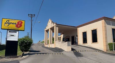 Super 8 by Wyndham Nashville Near Downtown / I-40