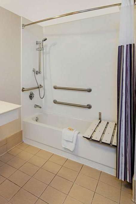 Hotel La Quinta Inn & Suites by Wyndham Irvine Spectrum photo 5