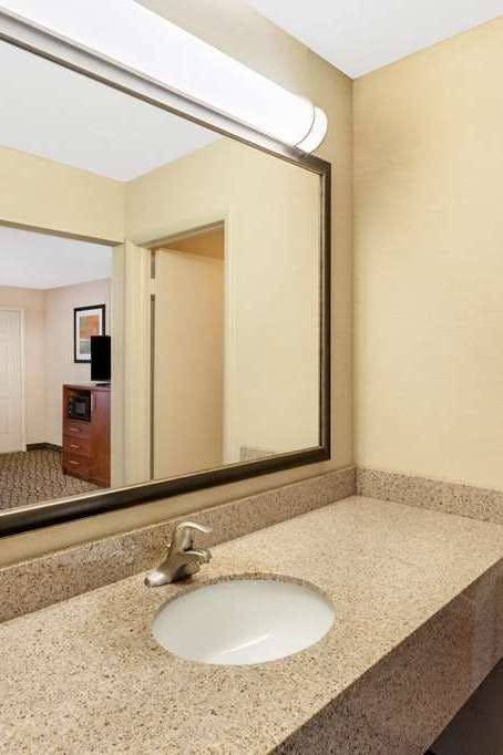 Hotel Baymont St. Ignace Lakefront photo 5