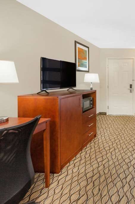 Hotel Baymont St. Ignace Lakefront photo 4