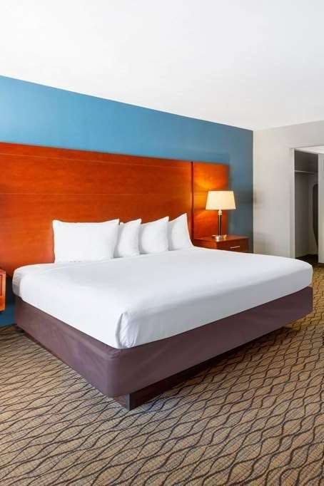 Hotel Baymont St. Ignace Lakefront photo 1