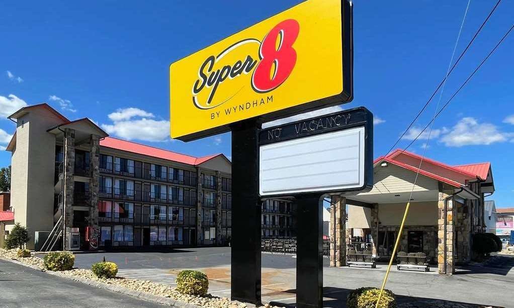 Super 8 by Wyndham Pigeon Forge Downtown