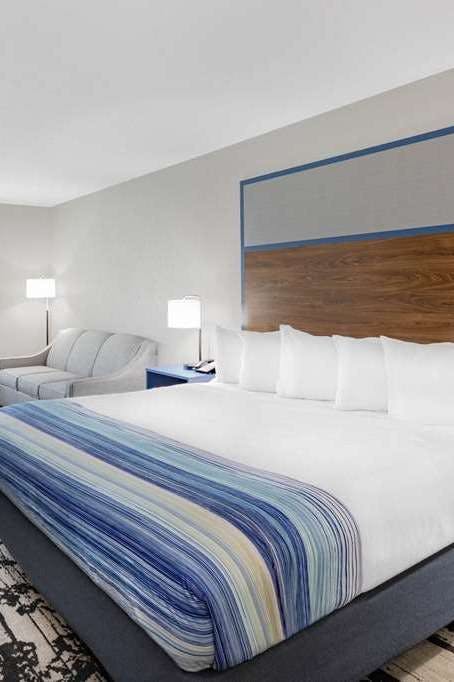 Hotel AmericInn by Wyndham Pella photo 1