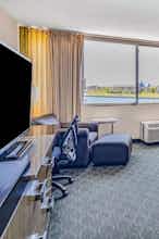 Hotel Wyndham Garden Kenosha photo 2