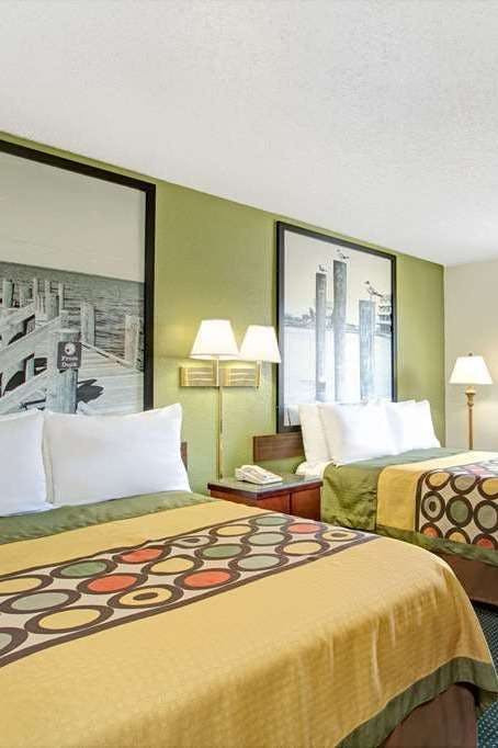 Hotel Super 8 by Wyndham Newport News/Jefferson Ave. photo 2