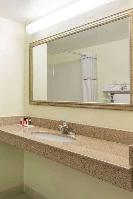 Hotel Ramada Plaza by Wyndham Virginia Beach Oceanfront photo 4