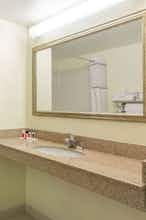 Hotel Ramada Plaza by Wyndham Virginia Beach photo 4
