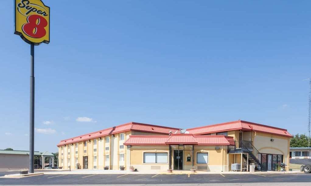 Super 8 by Wyndham Clinton