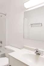 Hotel Super 8 by Wyndham Mundelein/Libertyville Area photo 4