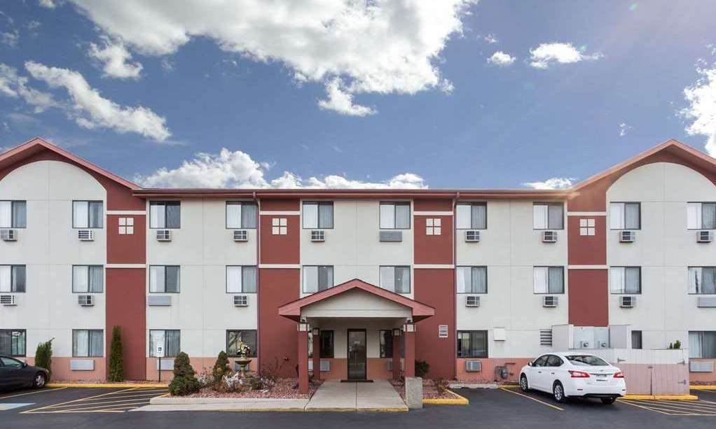 Super 8 by Wyndham Mundelein/Libertyville Area