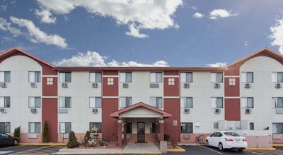 Super 8 by Wyndham Mundelein/Libertyville Area