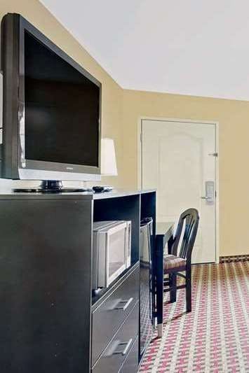 Hotel Days Inn by Wyndham Savannah photo 3