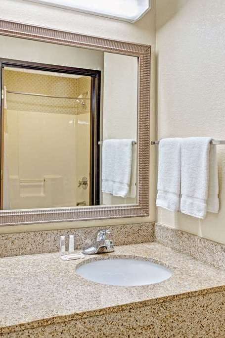 Hotel Baymont by Wyndham Indianapolis photo 4