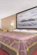 Hotel Super 8 by Wyndham Vincennes photo 1