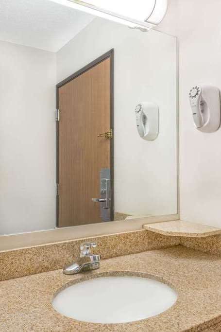 Hotel Super 8 by Wyndham Vincennes photo 4