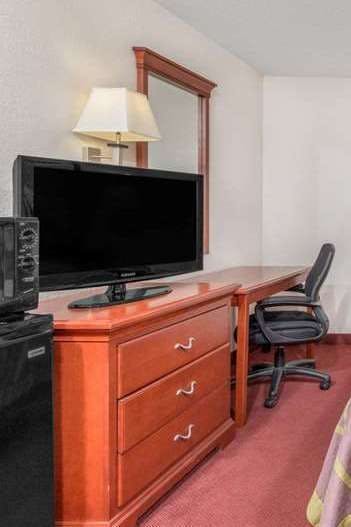 Hotel Super 8 by Wyndham Vincennes photo 3