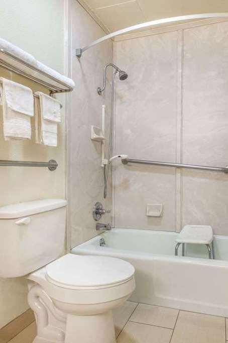 Hotel Super 8 by Wyndham Tyler TX photo 4