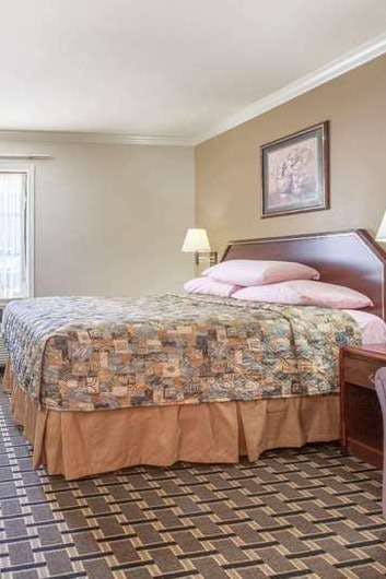 Hotel Super 8 by Wyndham Tyler TX photo 1