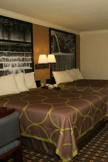 Hotel Super 8 by Wyndham Tyler TX photo 2