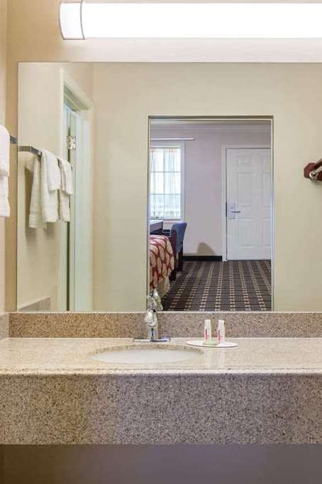 Hotel Super 8 by Wyndham Tyler TX photo 3