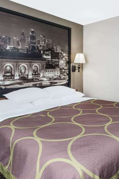 Hotel Super 8 by Wyndham Warrensburg photo 1