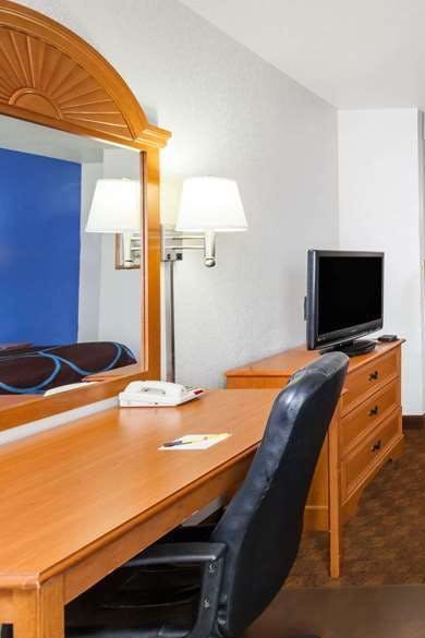 Hotel Super 8 by Wyndham Cleburne photo 4