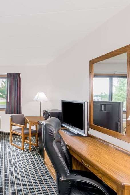 Hotel Baymont by Wyndham Marshalltown photo 3