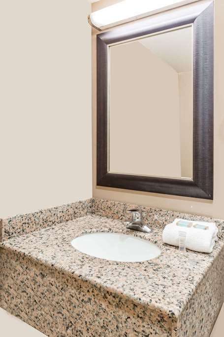 Hotel Travelodge by Wyndham Bloomington photo 3