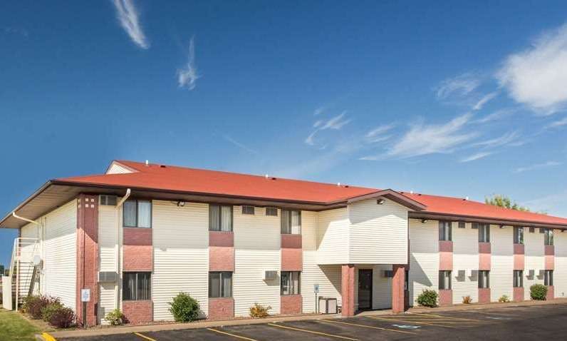 Super 8 by Wyndham Eau Claire I-94