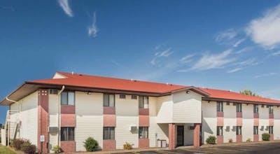 Super 8 by Wyndham Eau Claire I-94