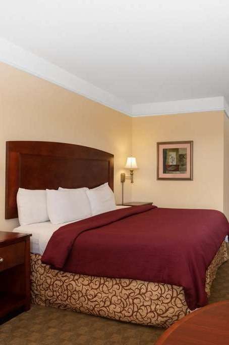 Hotel La Quinta Inn & Suites by Wyndham Dodge City photo 2
