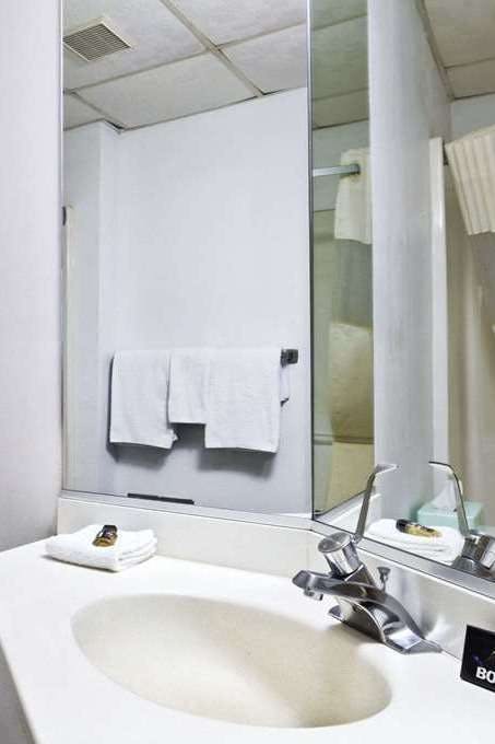 Hotel Travelodge by Wyndham Niagara Falls photo 5