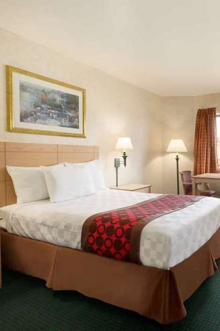 Hotel Travelodge by Wyndham Niagara Falls photo 1