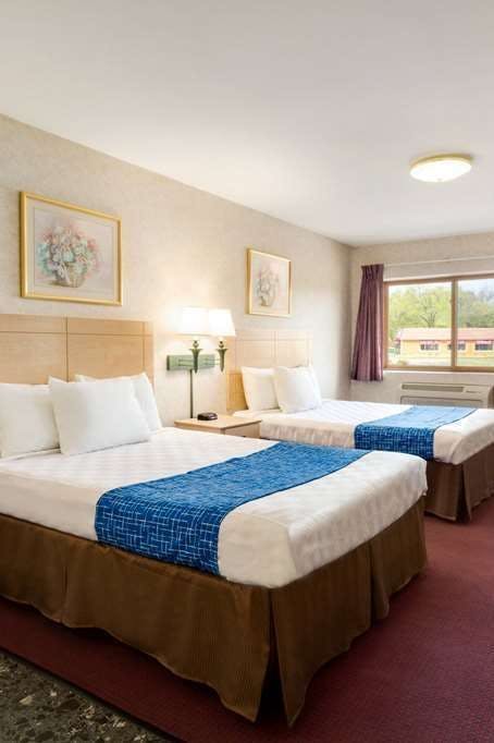 Hotel Travelodge by Wyndham Niagara Falls photo 2