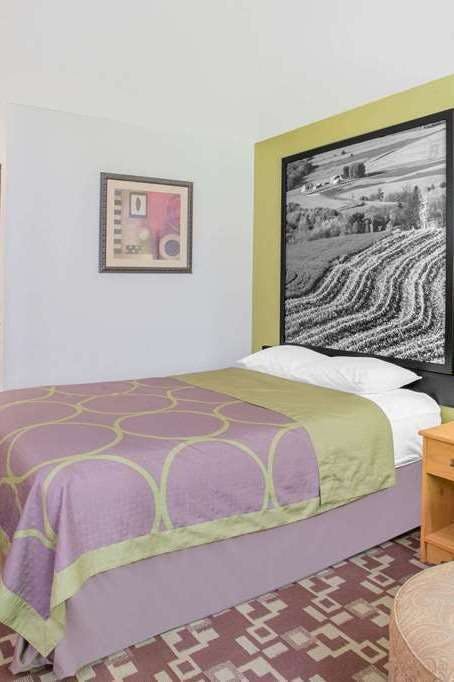 Hotel Super 8 by Wyndham Independence IA photo 1