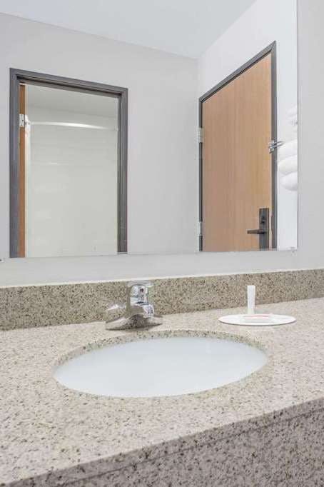 Hotel Super 8 by Wyndham Independence IA photo 3
